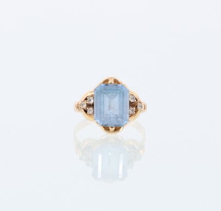 18-karat yellow gold ring (750 mil.) featuring a c