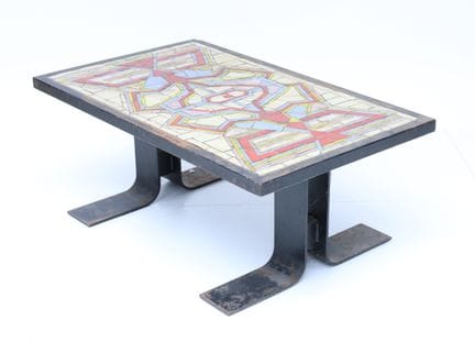 Rectangular coffee table with a top adorned with p