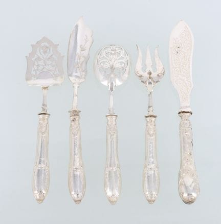 Set with a silver-plated handle (800 mil.) consist