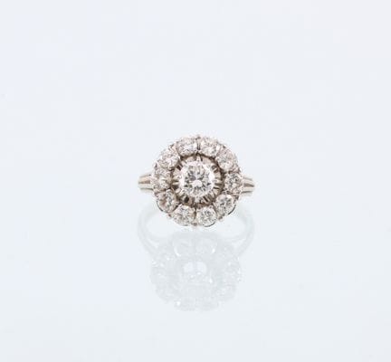 18-karat white gold (750 mil.) flower ring featuri