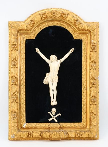 Carved "Cristo vivo" in elephant ivory (Elephas ma