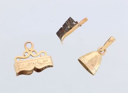 18-karat yellow gold pendant settings (750 mil.) -