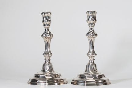Paire de bougeoirs en argent massif reposant sur u