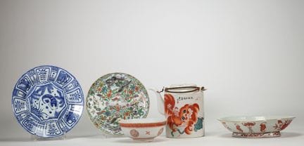 CHINA – Conjunto de cinco piezas de porcelana, com
