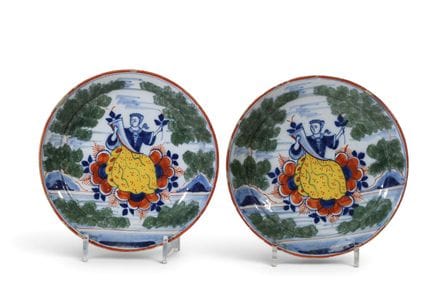 DELFT — Um 1730 — Ein Paar Fayence-Teller mit viel