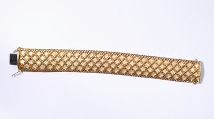 CUFF BRACELET — A striking 18-karat yellow gold (7