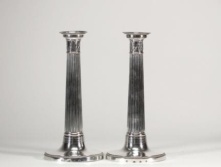 FRANCE – Paire de flambeaux en argent massif, à fû