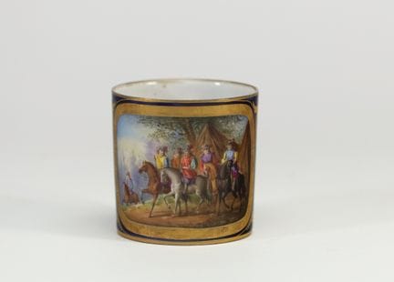 SÈVRES – Porzellantasse mit blauem Boden, reich mi