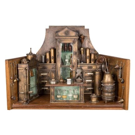 Gran botiquín de muñecas, siglo XX. Gran mueble de
