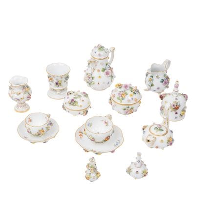 MEISSEN: 14 piezas de vajilla con abundante decora