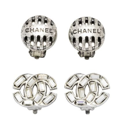 Set di bigiotteria CHANEL.  Composto da due paia d