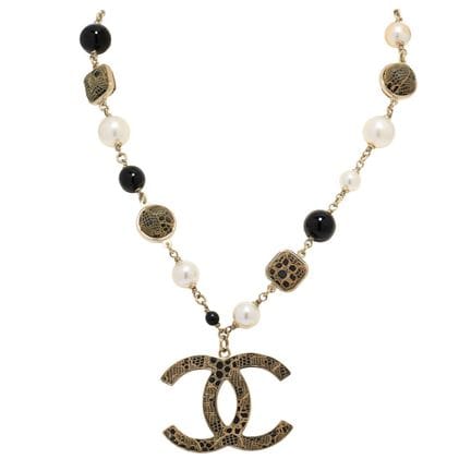 Collar de CHANEL, colección: A2006. Modelo en colo