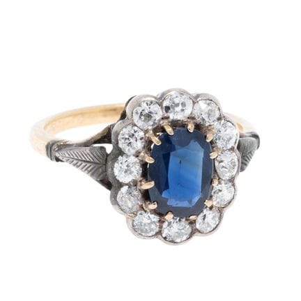 Anello con zaffiro circondato da diamanti a taglio