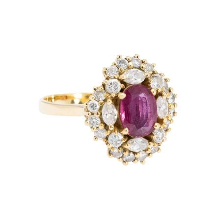 Ring mit Rubin und Diamanten  im Brillant- und Nav