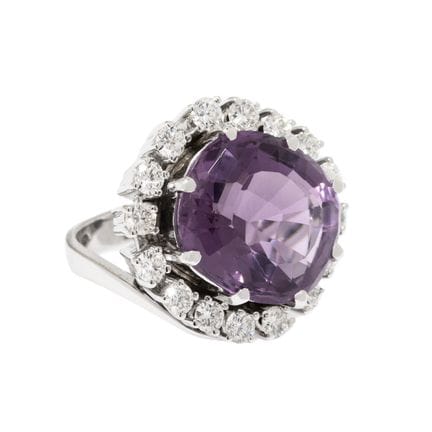 Anello con ametista circondata da brillanti per un