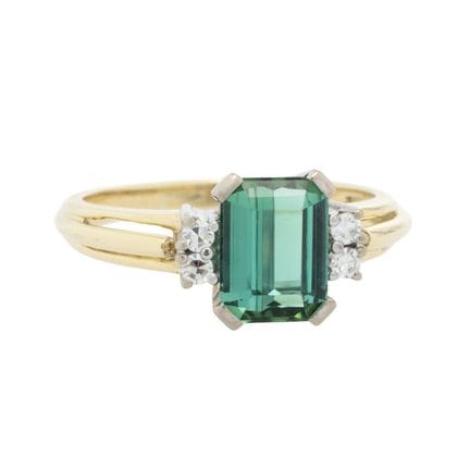 Ring mit grünem Turmalin ca. 2 ct,  flankiert von 