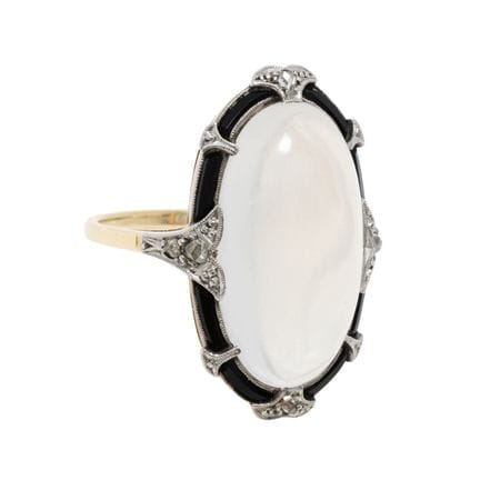 Anello Art Déco con pietra di luna incorniciata da