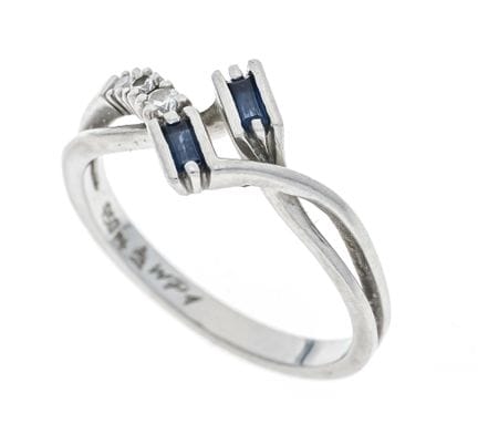 Bague en saphir et diamants, platine 950/000, sert