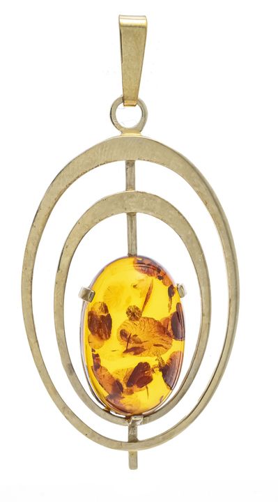 Amber pendant GG 333/000 with an oval amber caboch