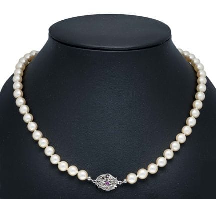 Akoya pearl necklace with a WG 750/000 clasp set w