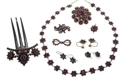 8-piece garnet set consisting of a necklace, a hai