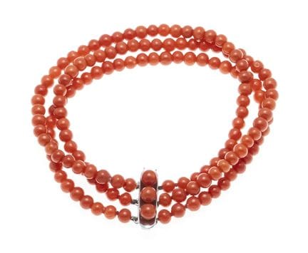 Bracelet en corail à 3 rangs avec fermoir à boîtie