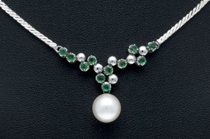 Akoya Pearl and Emerald Necklace WG 750/000 featur
