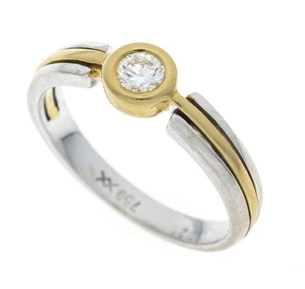 WG/GG 750/000 diamond ring with one brilliant-cut 