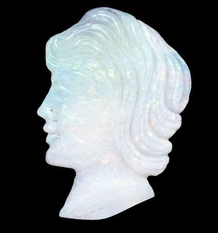Ópalo etíope de 11,77 ct, con forma de cabeza de m