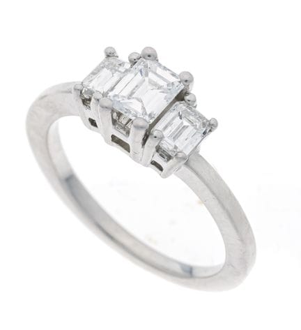 Platinum diamond ring, set with 3 emerald-cut diam