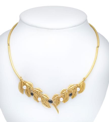 Collar tipo gargantilla con diseño floral en el ce