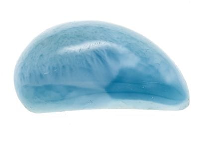 Cabujón de larimar de 20,4 ct, con vetas blancas y