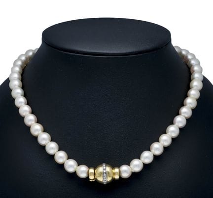Akoya pearl necklace with ball-and-box clasp, GG/W