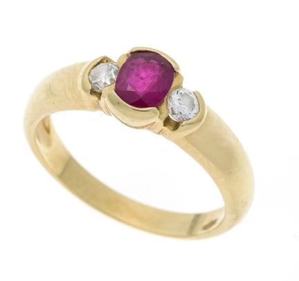 Anillo de rubí y brillantes GG 750/000 con un rubí
