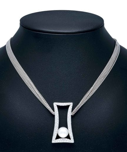 WG 750/000 center-piece necklace featuring a cente