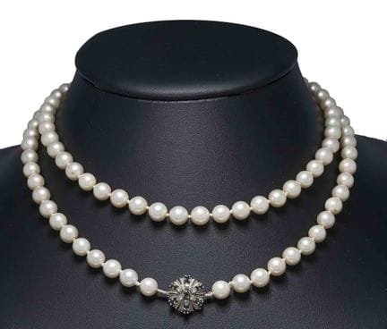 Long Akoya pearl necklace with a WG 585/000 clasp,