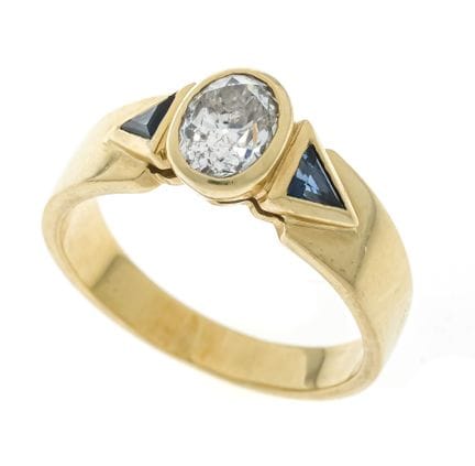 Anillo de diamante de talla oval GG 750/000 con un