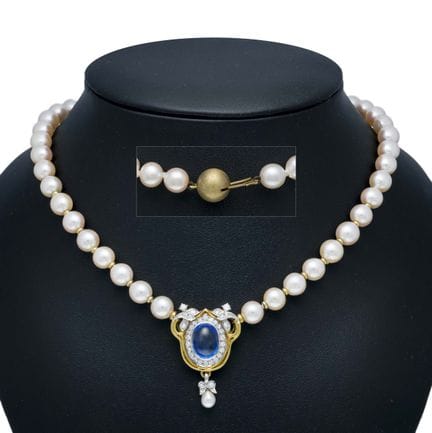 Center-piece Akoya pearl necklace with ball clasp 