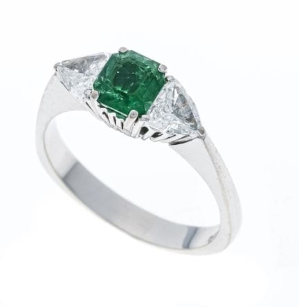 Anillo de esmeralda y diamantes WG 750/000 con una