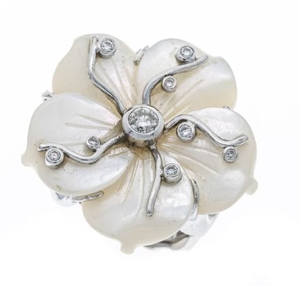 Floral mother-of-pearl and diamond ring WG 585/000