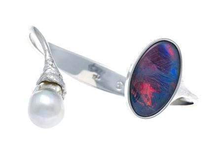 Openwork opal and pearl bangle WG 750/000 featurin