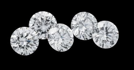 5 brillantes, con un peso total de 1,35 ct TW/sin 