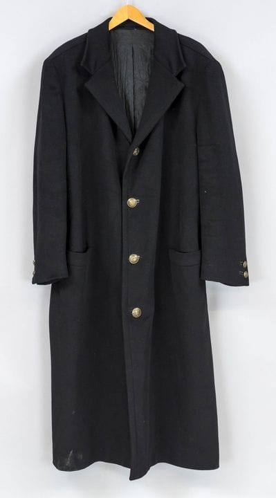 范思哲（Versace），黑色羊毛面料（？）制成的长款厚外套，未标注材质成分（标签已被剪下），带肩垫