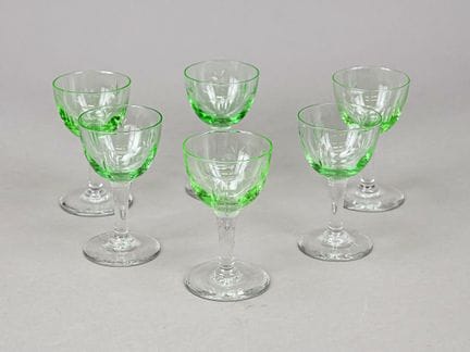 Six verres à liqueur, vers 1900, base ronde, pied 