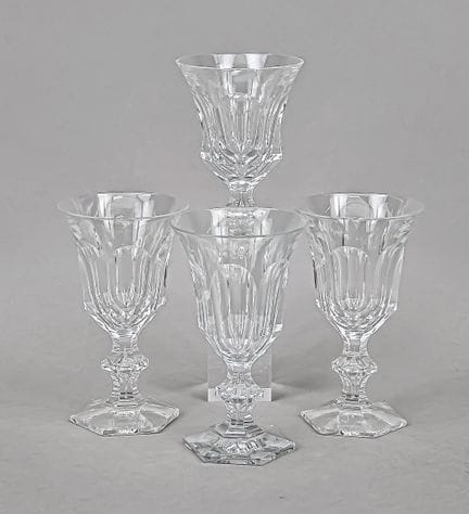Douze verres à vin, probablement de la marque Vill