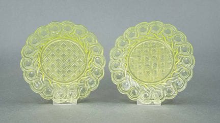 Paire d'assiettes à dessert en verre uraninable, R
