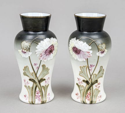 Paire de vases en verre opalin, début du XXe siècl