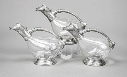 Trois carafes avec montures en étain, France, seco