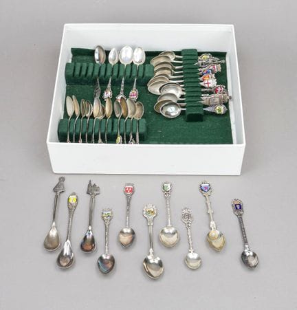 Set composto da 27 cucchiai da collezione, XX seco