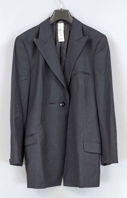 范思哲（Versace），经典炭灰色西装外套，100%羊毛，带口袋，后摆有2条开衩，尺码46，有轻微